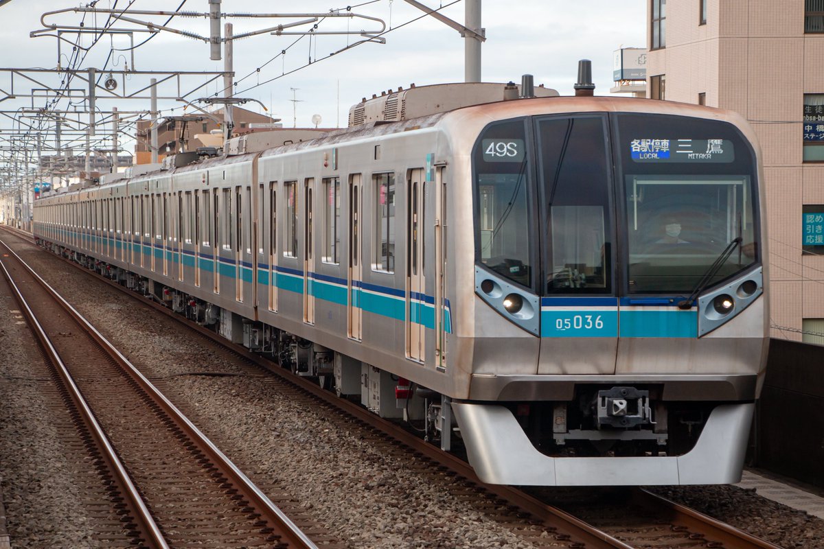 Z5Gh0's tweet photo. 2026/8/5
A1549S〜B1749S. B2249S.A2349S 東西線05-136F 西船橋行き/三鷹行き/中野行き/東葉勝田台行き

先日、定期検査を終えて出場試運転を行った05-136Fが定期運用に復帰。
05-118F.05-134F.05-135F.07-101F同様に、室内灯が暖色系の照明に変更されています。(4枚目) https://t.co/bsx9nRcXjL