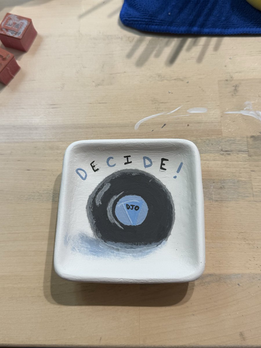 emwtteoyl's tweet photo. the mess v the masterpiece (i suck at painting) https://t.co/DstvoRjuMO