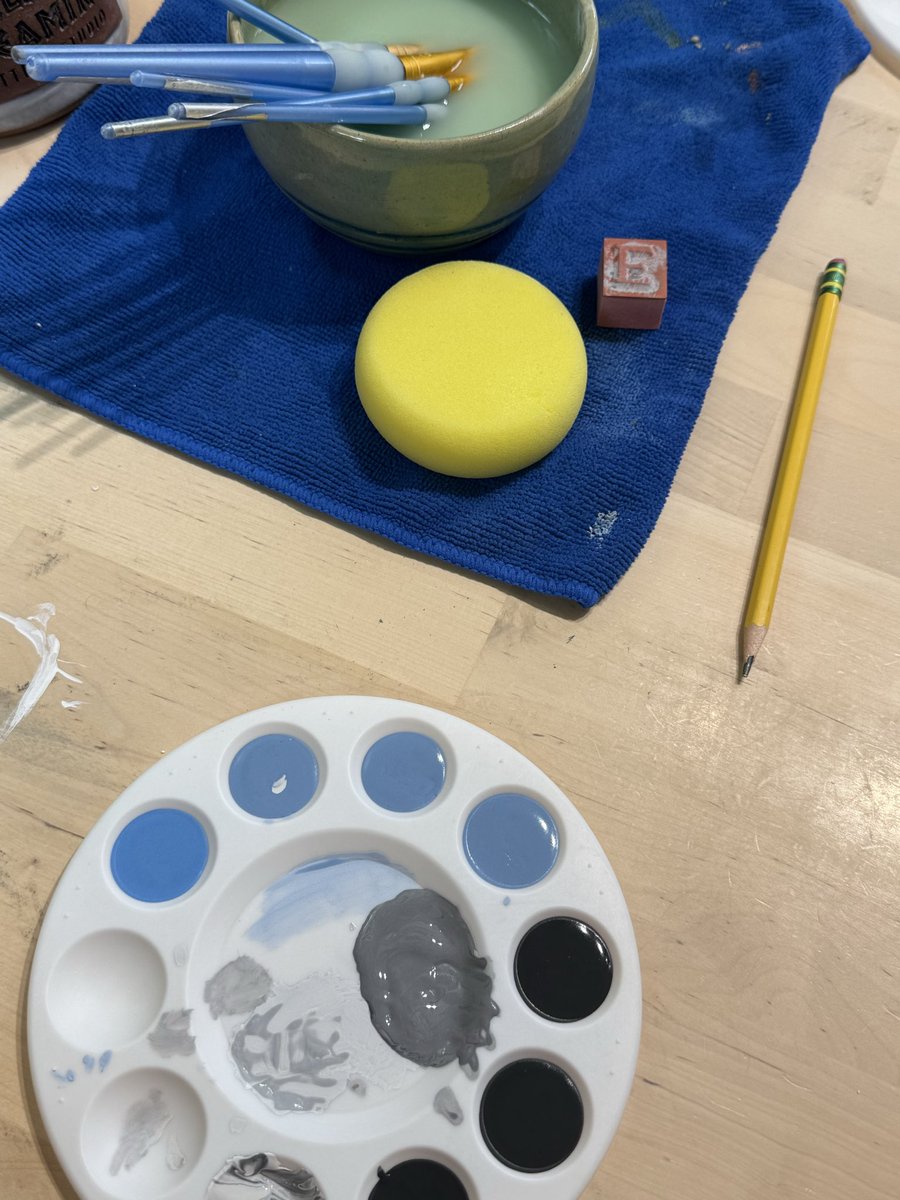 emwtteoyl's tweet photo. the mess v the masterpiece (i suck at painting) https://t.co/DstvoRjuMO
