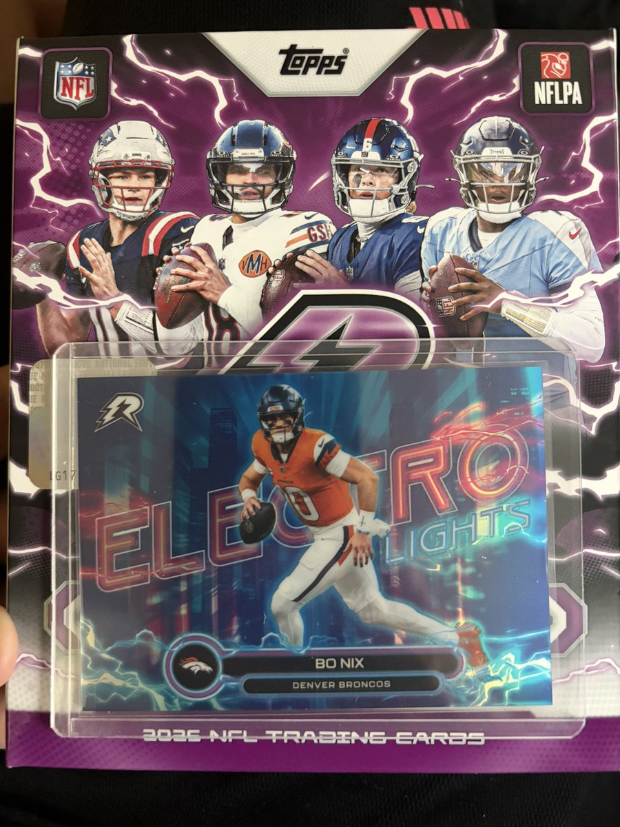 Zmokei0's tweet photo. Stopped by my local @gamestop for a box of 2026 Topps resurgence and I pulled a electro lights 🤯 https://t.co/TIg32XaeMV