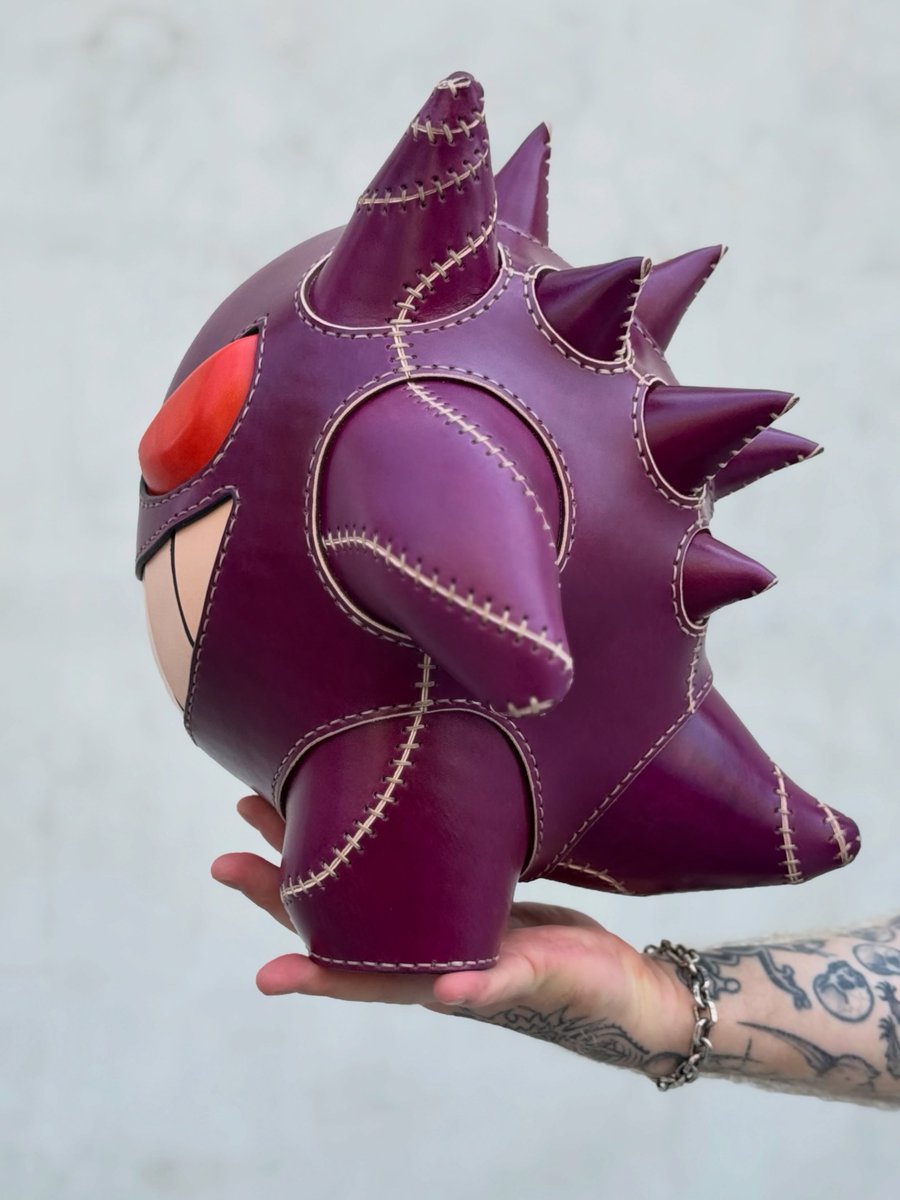 ModernNotoriety's tweet photo. Gengar figure by Red Forest Leather Works 😈 https://t.co/ux53pqFlRr
