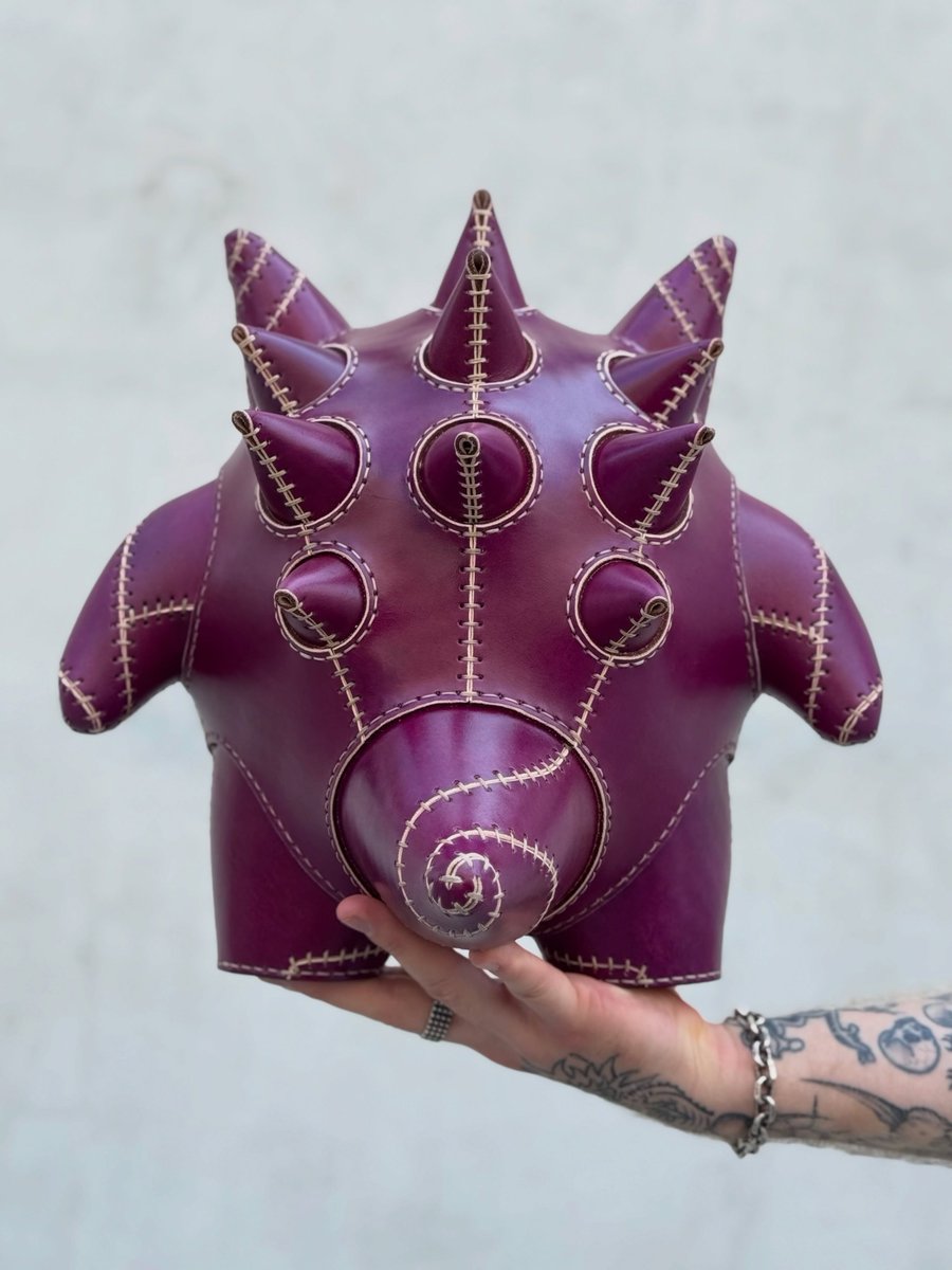 ModernNotoriety's tweet photo. Gengar figure by Red Forest Leather Works 😈 https://t.co/ux53pqFlRr