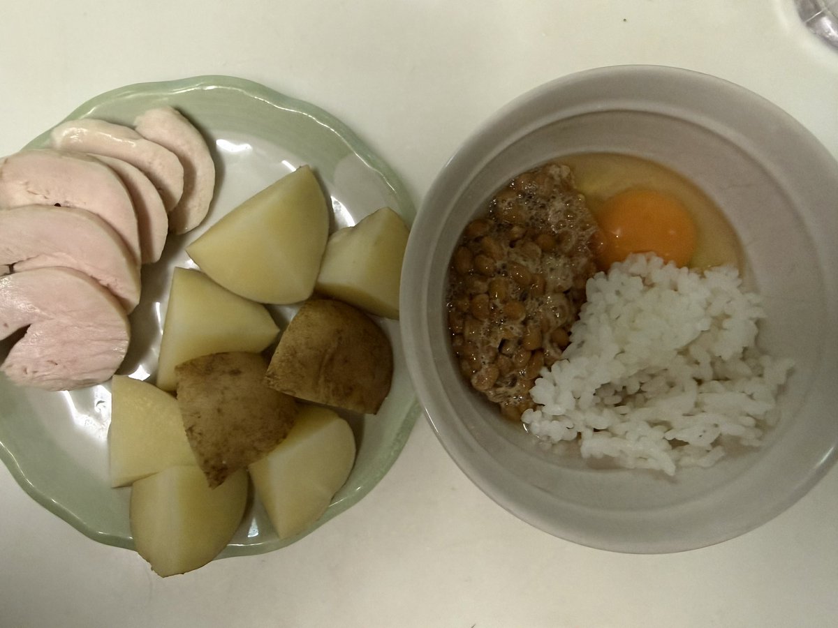 Fe26057D's tweet photo. 今日は子供と底引き網漁の体験に行きます
昼ごはんはどうなるんやろ？

朝ごはん
ごはん45g、生たまご1個、納豆(タレ有り)1パック、鶏胸肉(低温調理)60g、ジャガイモ1個 https://t.co/nrdWEpbZjE