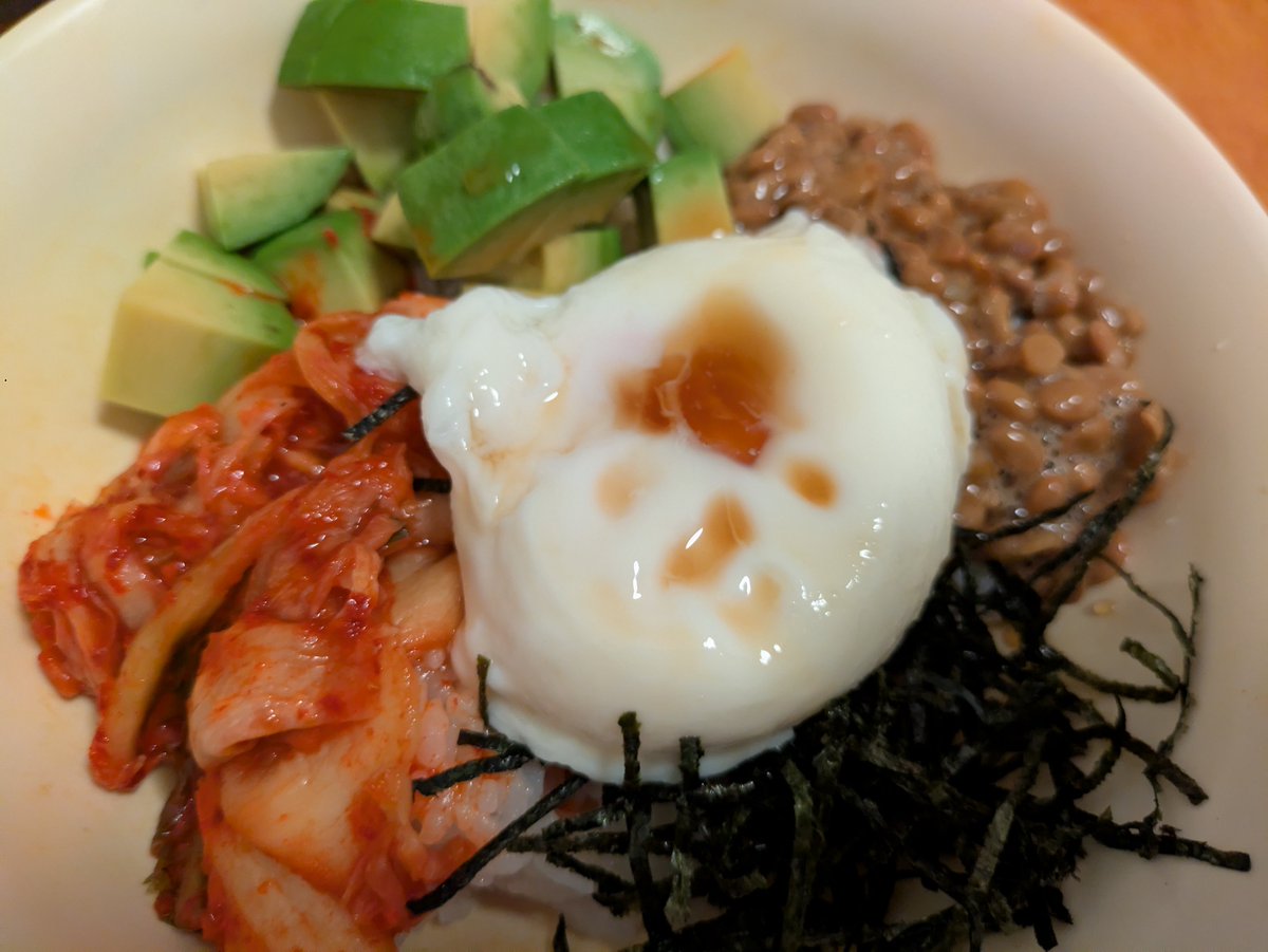 hsatoru2's tweet photo. 今日の朝ごはんはアボガド納豆キムチ丼、オクラと山芋のおかかポン酢和え。温泉卵をレンジで簡単に作る方法を取り入れてから、ほぼ確実に温泉卵を作れるようになった。丼系の料理に乗せたいって場面結構あるから助かる。 https://t.co/pfacjpzj2q