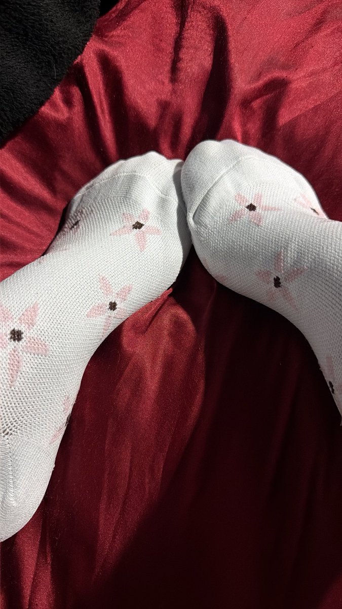 ebonyt0es's tweet photo. nurse socks https://t.co/h3FExHPFRt