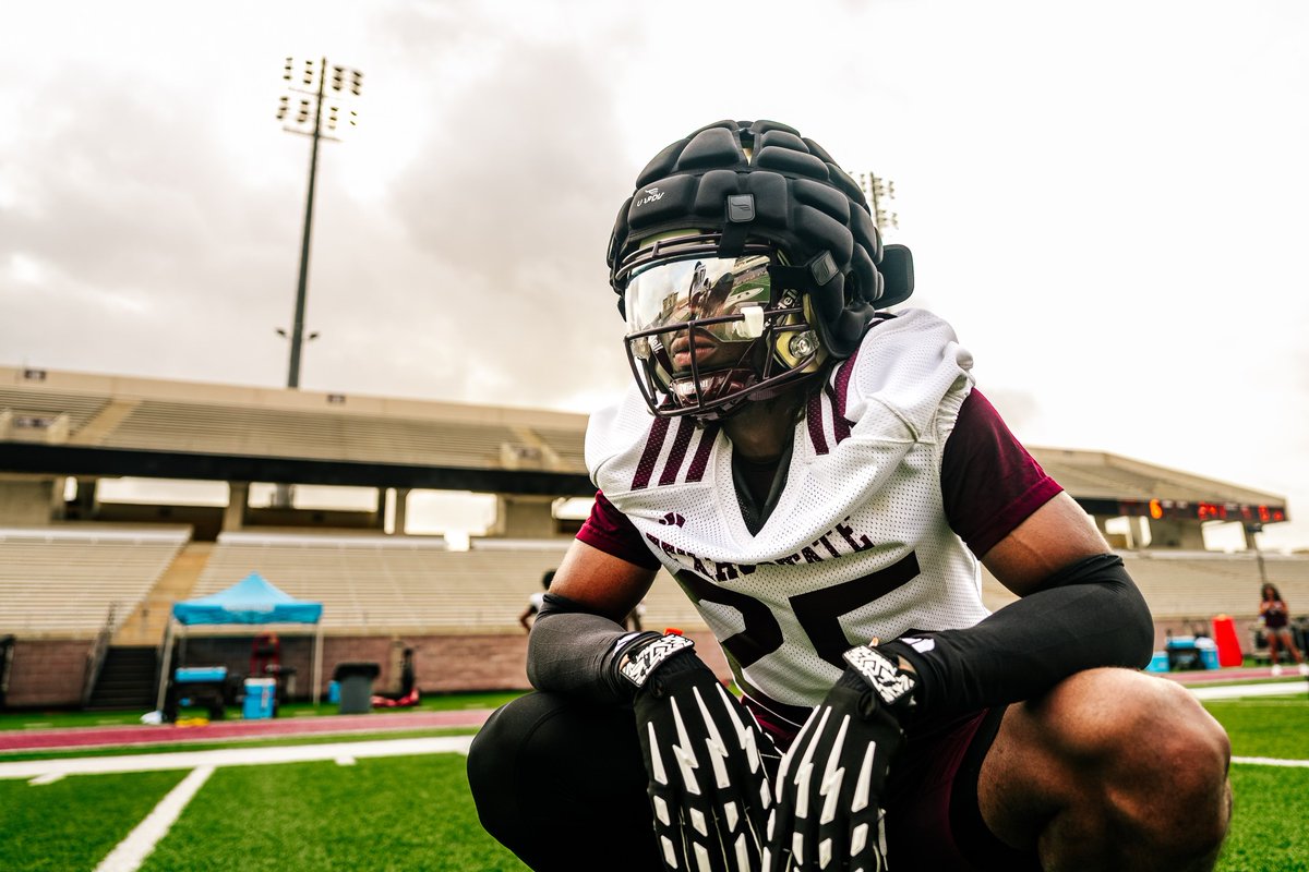 Michael_Rodz1's tweet photo. Day 1 of fall camp🏕️

Excited for year 3! https://t.co/fucIrCME0I