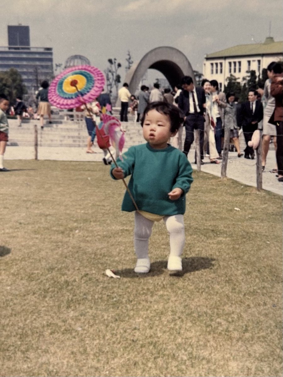 matsumotoyumiko's tweet photo. 写真は昭和45年頃の平和公園
ここに写っている2歳の頃の私と同じ頃に
私の母は横川で被爆しました
目の前で曾祖母を失いながらも幼い母を必死に助け、
生き延びてくれた祖母
命をつないでくれたから
今の私があります
この日奪われたたくさんの命に思いを馳せ、平和を心から願い
8時15分黙祷します https://t.co/9X8fA6uMdq