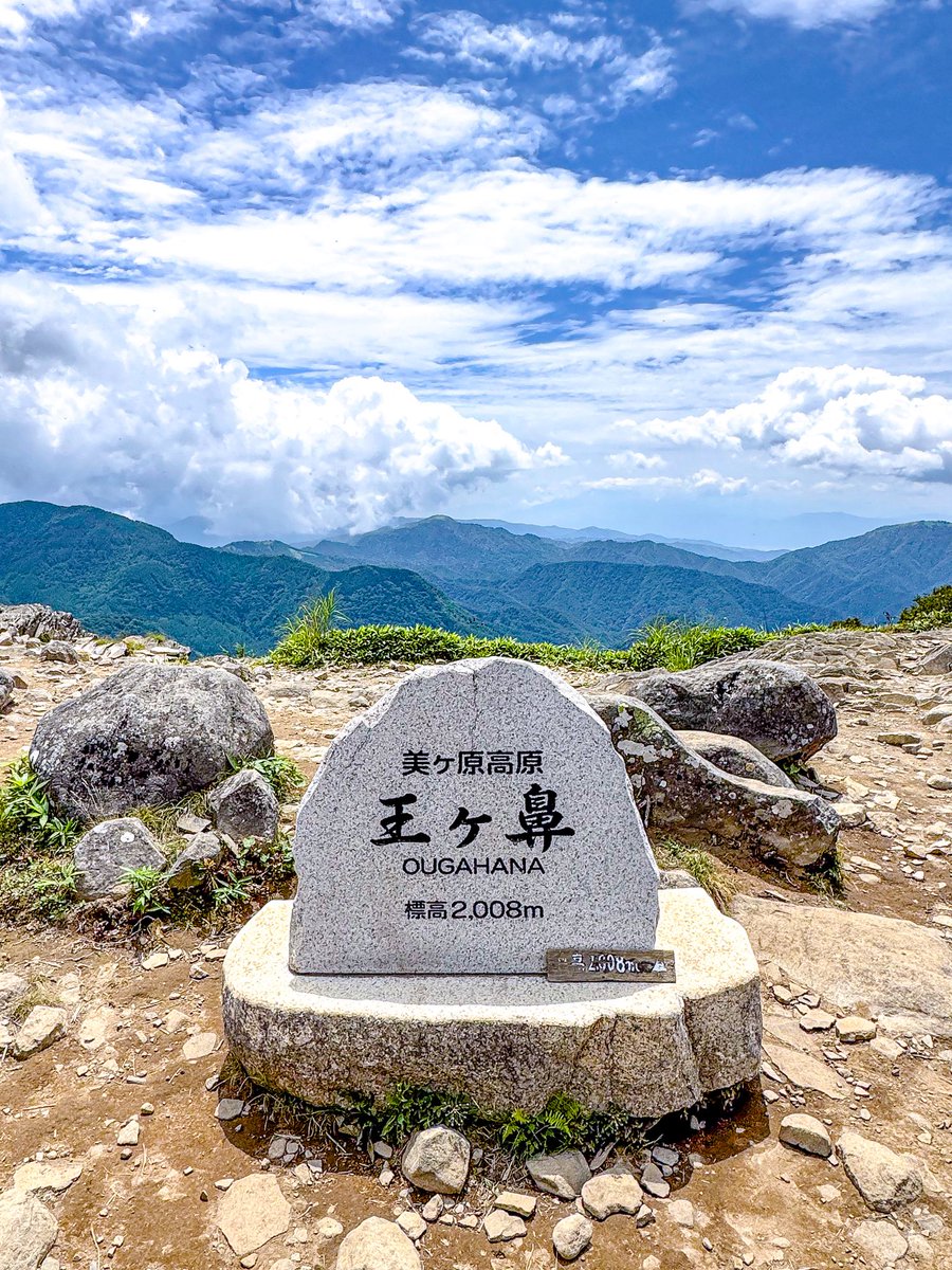 massa_0126's tweet photo. 泊2日の夏の旅行で信州遠征。
三峰山のおかわり登山で「美ヶ原」ハイキング。

長野県の松本市と上田市、長和町にまたがる
その名の通りの美しい高原地帯で、

主峰・王ヶ頭を中心とした
標高約2,000mの溶岩台地でもあります。

天空リゾートにある日本百名山。
美ヶ原に来たら歩かなきゃ損ですよ☺︎ https://t.co/H9axwz3egv