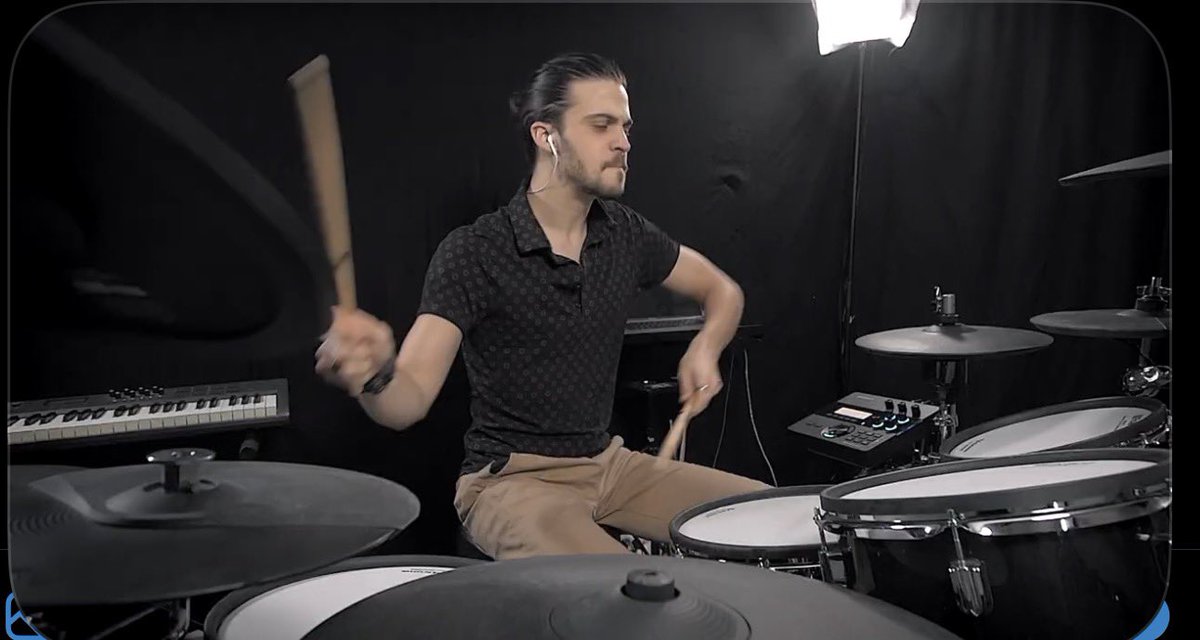 iaileo's tweet photo. Novo vício: malhar ouvindo covers pop de bateras fodas. Parece que tudo fica mais rock e que a gente está em um show ao vivo. RECOMENDO https://t.co/5xmlD85Sh1
