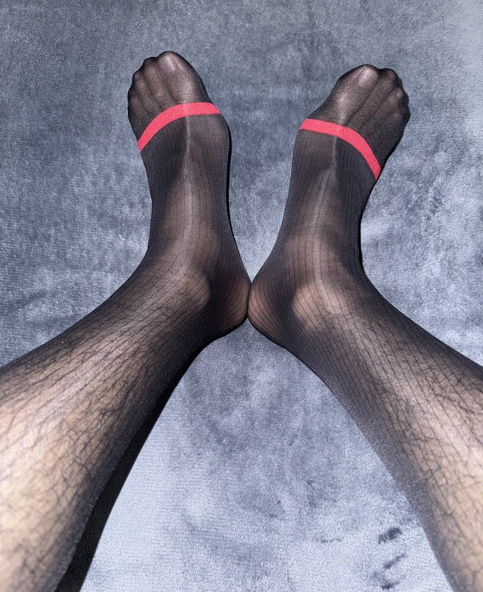 STXNEHEARTGOON's tweet photo. oh to use somebody as a footrest... https://t.co/xlksBFgyc5