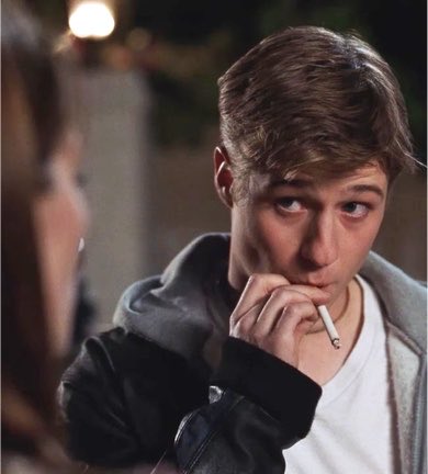 oxentepipoca's tweet photo. Há 23 anos, Ryan Atwood acendia um cigarro para Marissa Cooper no episódio piloto de ‘The OC’, uma das séries adolescentes mais icônicas da televisão. https://t.co/51nfzX82nh