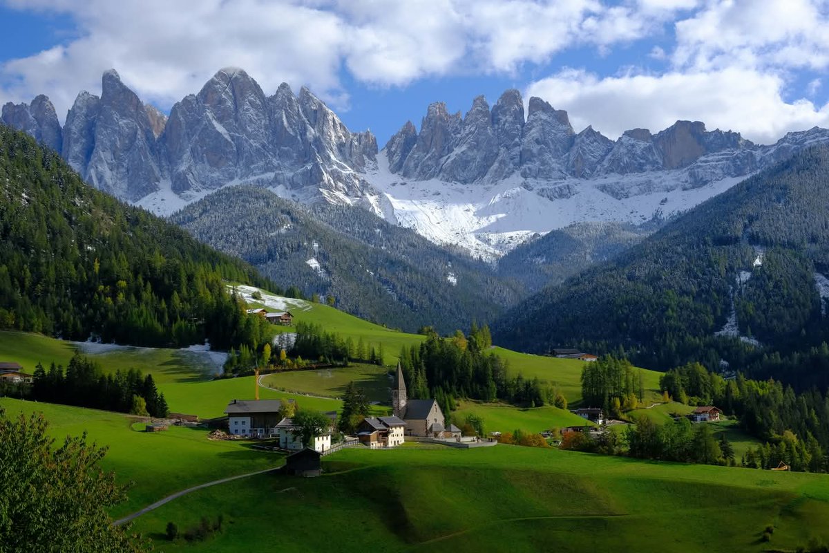 xb5808's tweet photo. Stunning view of Val di Funes with jagged Dolomite peaks towering over lush alpine meadows and quaint mountain villages in South Tyrol, Italy. Nature’s masterpiece unfolds before eyes.
 #Dolomites #ValdiFunes #NaturalWonder https://t.co/Xubsg2mG2x