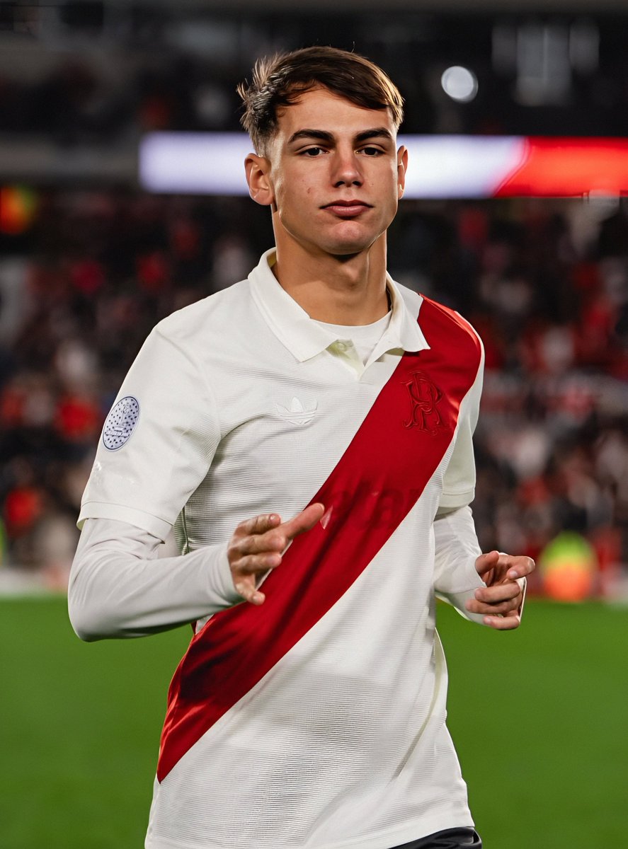 Trezeguetista7's tweet photo. Millones? deja prefiero la escuela de River Plate. https://t.co/3MPyAmTNpz