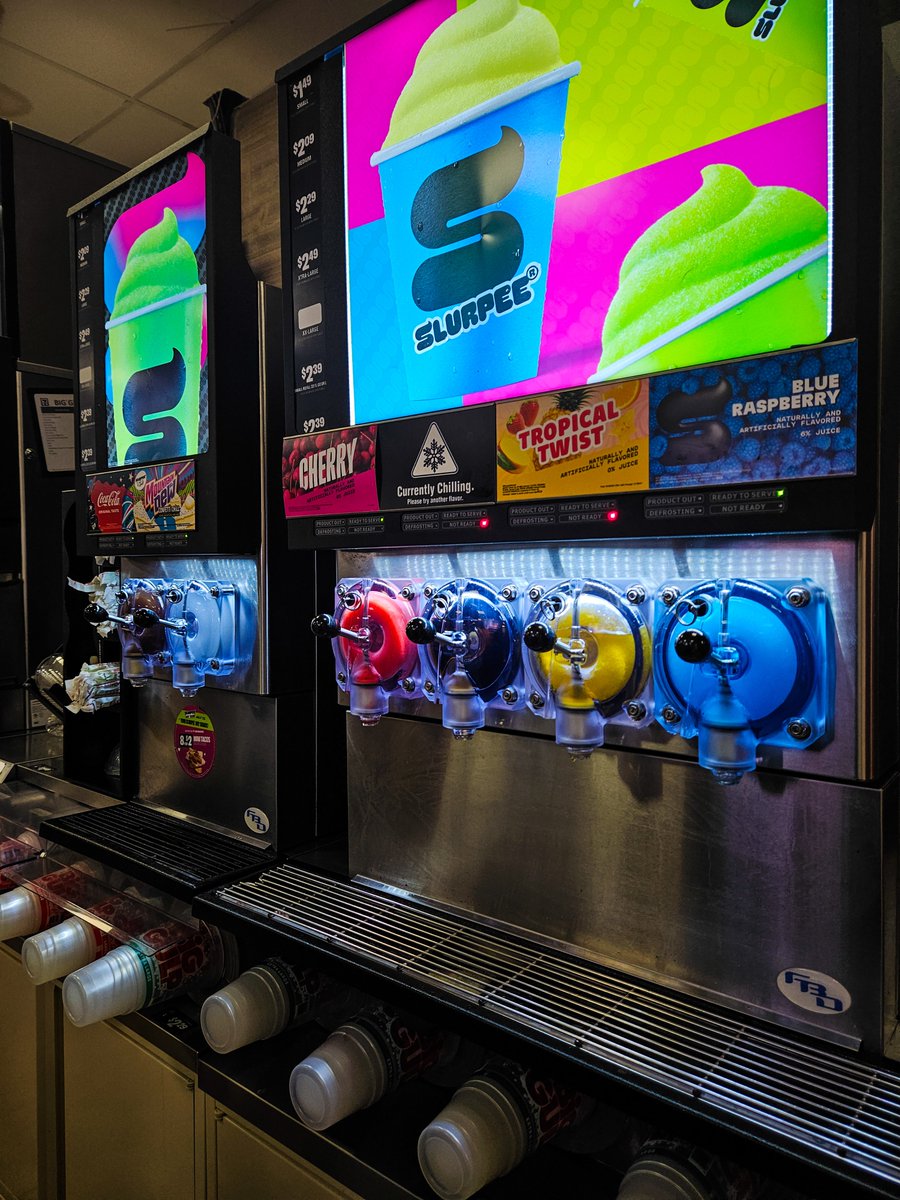 ctrltonddo's tweet photo. romanticizing 7-eleven #americacore 💭 https://t.co/yECMkLn7u3