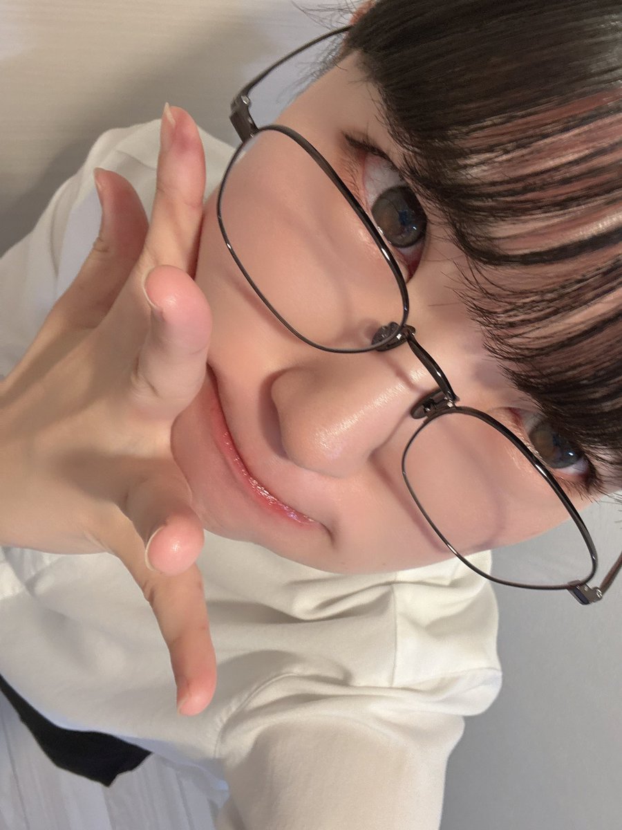 aoshiro_516's tweet photo. ほぼ1年ぶりのカラコンちゃん🩵

今日もスーツで学校でぃーーーー https://t.co/RHbooMYysi