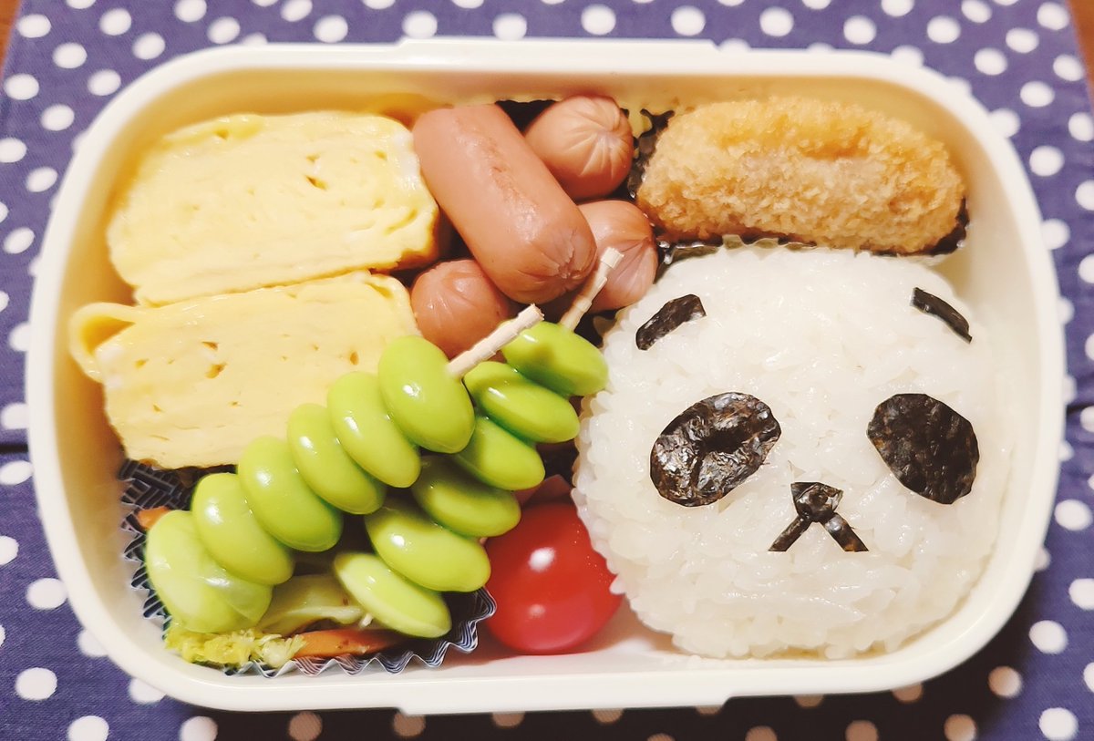 hitsu1130's tweet photo. おはようございます☀️
今日はパンダ🐼
今日は午後に児童会館でこどもたちのおまつりのお手伝いしてきます〜
 #お弁当  #お弁当記録
 #パンダ https://t.co/zrnacGrs8Q