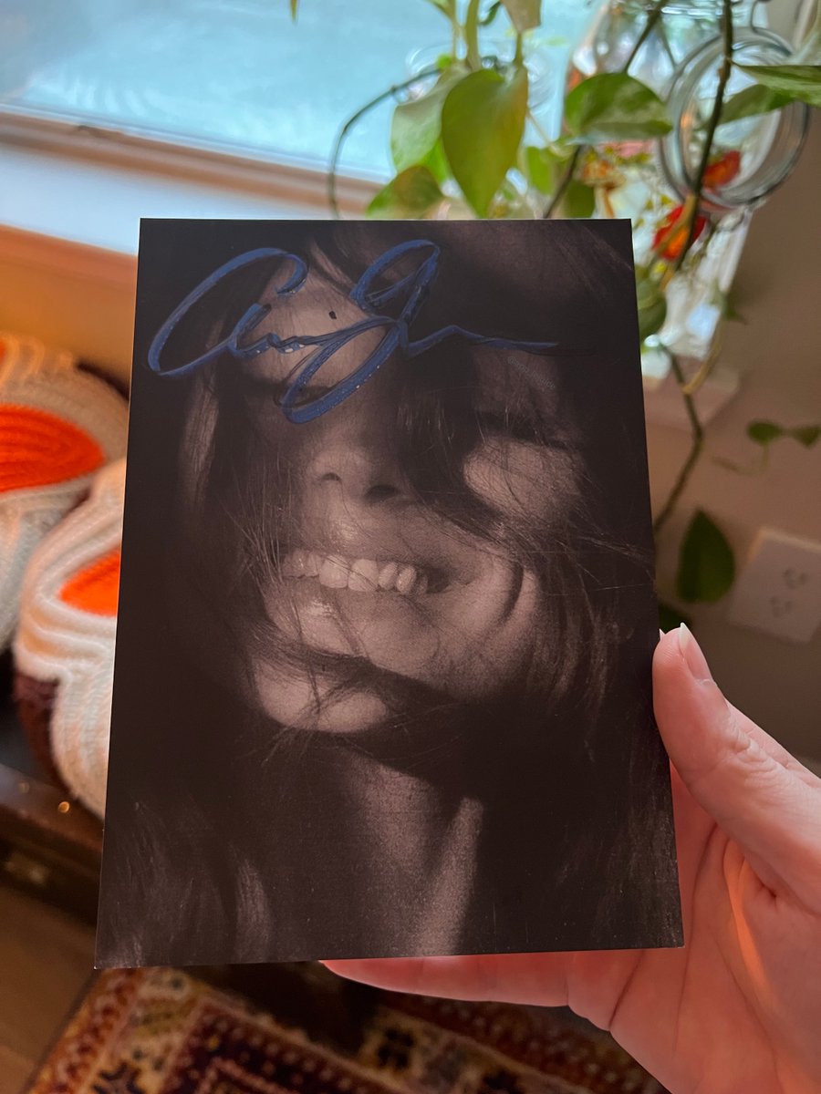 app_lejuice's tweet photo. guys…. my signed vinyl was SIGNED TWICE! she traced a dried black signature with blue! I never expected blue, let alone double signed. thank you so much, this is so so special ♡ꕤ @TeamAriana https://t.co/r4eHm9qfyE