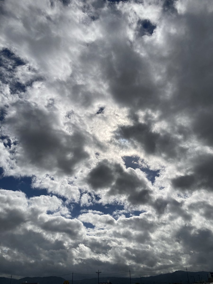 flyingace1978's tweet photo. #イマソラ
#いまそら
#キリトリセカイ
#おはようございます

今日はめちゃくちゃ雲が多い。
風も吹いてて太陽が雲に隠れてる間はかなり楽なんだけど…

雲の切れ間から太陽が顔を出して本領発揮したらめちゃくちゃ暑い🥵

そんな朝です。

しっかり水分補給しましょっ！ https://t.co/mcWbMlFfs8