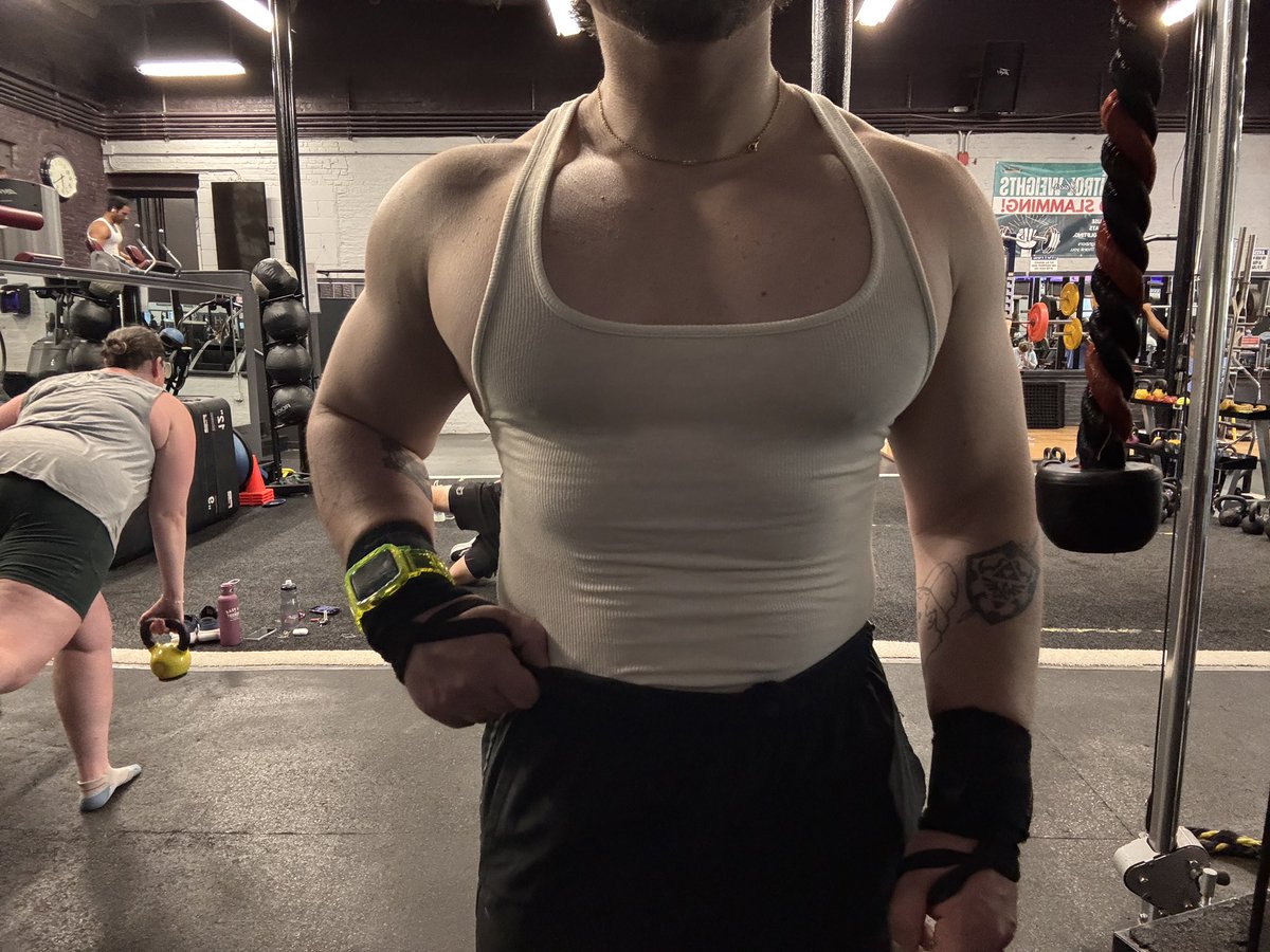 chestgoescrazy's tweet photo. #chest #pecs #muscles #gay #gym https://t.co/YLem4q1OV9