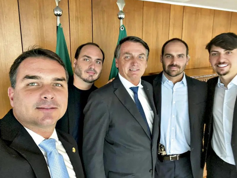 SodLinda's tweet photo. Bolsonaro pede a Alexandre de Moraes autorização para ver os próprios filhos no Dia dos Pais. Vejam a situação humilhante que o Regime impõe ao melhor Presidente que este País já teve. Um homem honesto e honrado!! Sem palavras... https://t.co/LxXUhLMKWG
