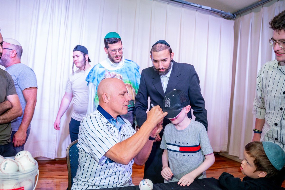 SEichenstein's tweet photo. Today at Camp Simcha, Major League talent met Major League courage!

Was an absolute honor to bring @MLB Legend and @Yankees World Series Champion Jim Leyritz to @Chai_Lifeline @CampSimcha today! Jim Leyritz nows a thing or two about delivering in clutch moments, but the man who hit the final home run of the 20th century didn't stop there. Today @therealjleyritz brought big smiles, unforgettable stories and real joy to some of the bravest and most resilient kids you'll ever meet.