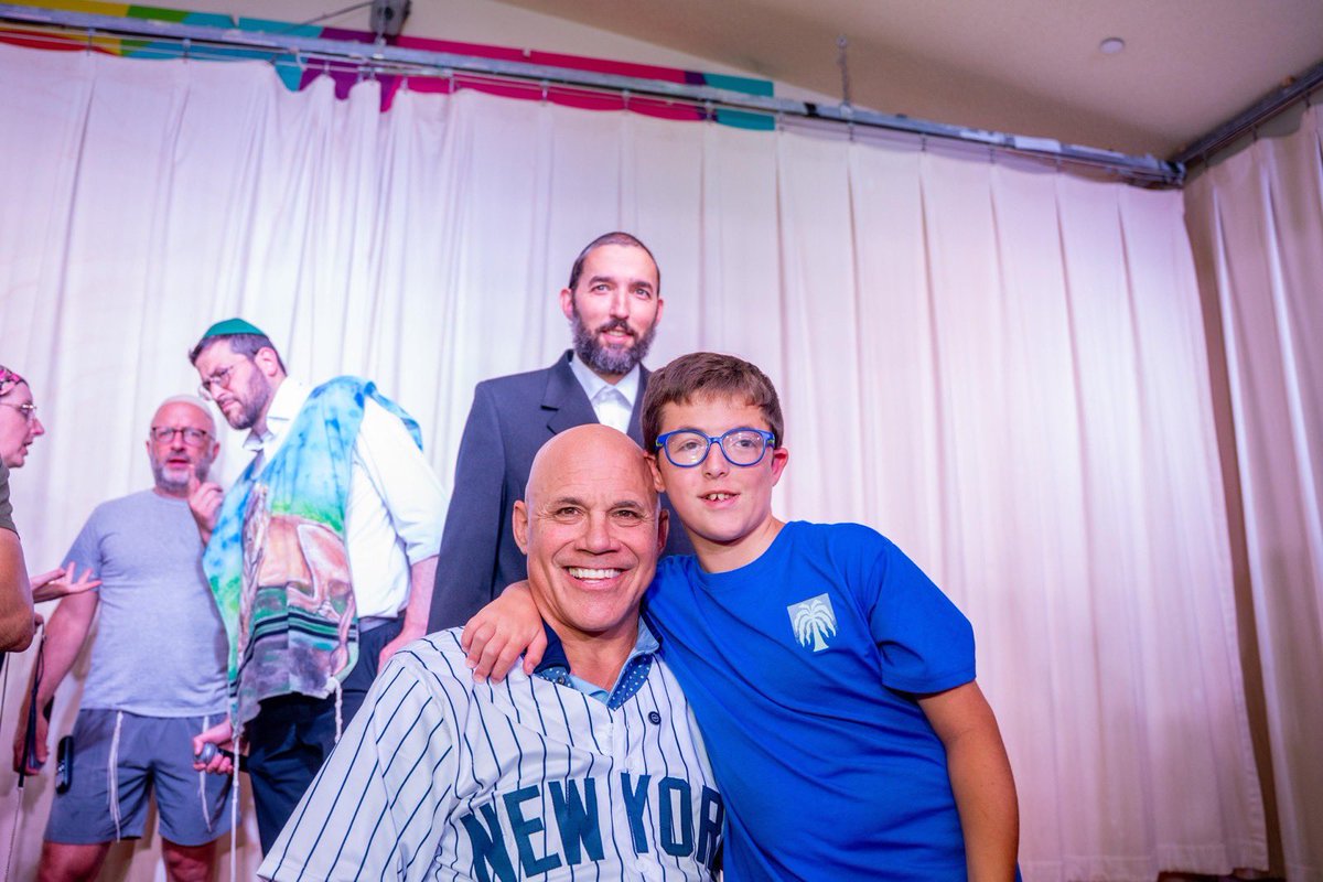 SEichenstein's tweet photo. Today at Camp Simcha, Major League talent met Major League courage!

Was an absolute honor to bring @MLB Legend and @Yankees World Series Champion Jim Leyritz to @Chai_Lifeline @CampSimcha today! Jim Leyritz nows a thing or two about delivering in clutch moments, but the man who hit the final home run of the 20th century didn't stop there. Today @therealjleyritz brought big smiles, unforgettable stories and real joy to some of the bravest and most resilient kids you'll ever meet.