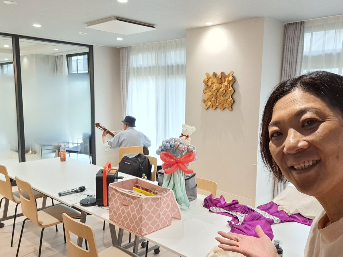 junba423's tweet photo. ・28日『cafe 茶音ciao ４周年イベント 』では、お久しぶりぶりな方なのに、いつもな空間で過ごせてルンルンです😆💕

・2日のホテルみたいな高齢者施設『チャームスィート仁川弐番館』さまでの、ギタリストのしやさんと初コラボ‼️
ご利用者さまとスタッフさまとの優しい空間に、私達もルンルンです🎸 https://t.co/c5MczZXtR6