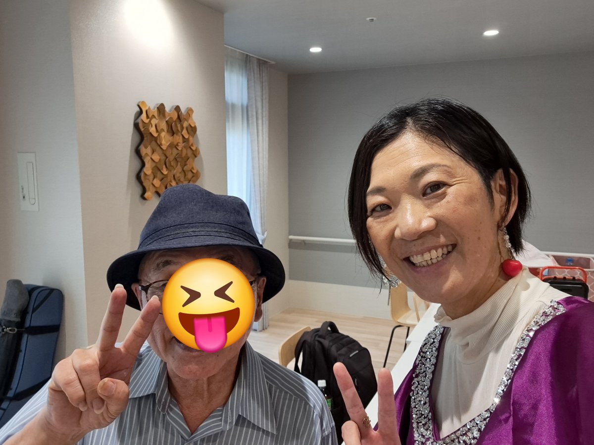 junba423's tweet photo. ・28日『cafe 茶音ciao ４周年イベント 』では、お久しぶりぶりな方なのに、いつもな空間で過ごせてルンルンです😆💕

・2日のホテルみたいな高齢者施設『チャームスィート仁川弐番館』さまでの、ギタリストのしやさんと初コラボ‼️
ご利用者さまとスタッフさまとの優しい空間に、私達もルンルンです🎸 https://t.co/c5MczZXtR6