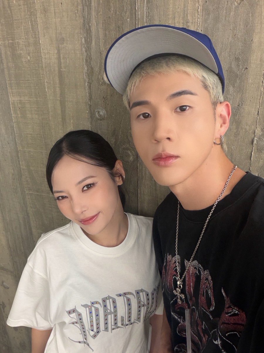 KARD_Official's tweet photo. [⏰]
잠시 후 8시 30분, MBC FM4U '굿모닝FM 테이입니다'에 BM, 전소민이 출연합니다📻
HIDDEN KARD 여러분의 많은 청취 부탁드립니다!

🔗 https://t.co/uCBLJRhgFq

#KARD #카드
#BackToLife
#굿모닝FM테이입니다 https://t.co/8scslK5EBs