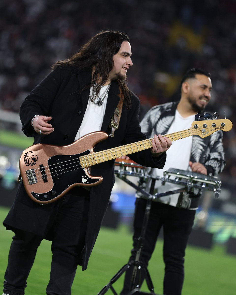 ColoColo's tweet photo. Garras de amor estuvo en la fiesta en la bienvenida de Vozinha 🤟🏻⚪️⚫️

Seguimos en vivo en nuestro YouTube desde el Estadio Monumental 🤟🏻⚪️⚫️

Link en nuestras historias. https://t.co/tRktK5ewtI