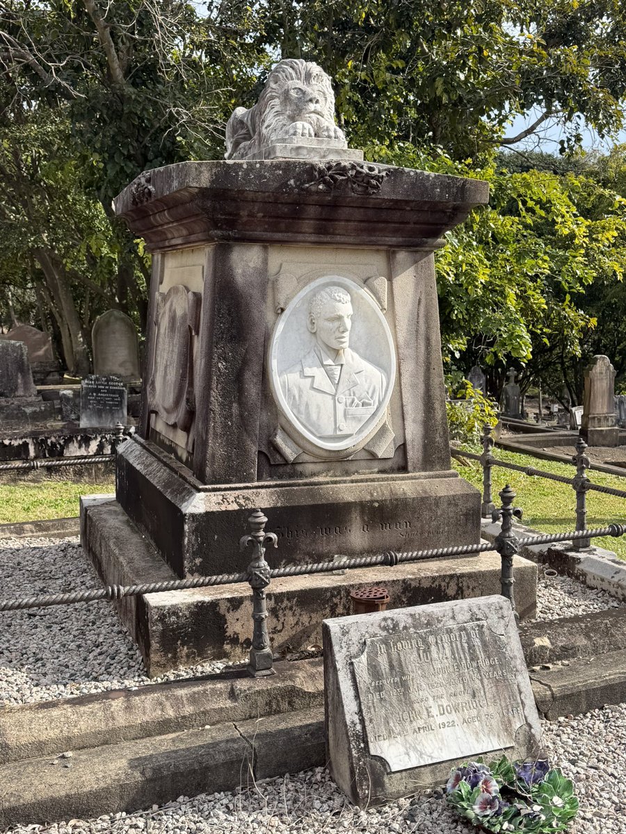 MattClarkBoxing's tweet photo. Another quick trip to pay homage to one of the world’s greatest ever Heavyweights. I always stop by the legendary Peter Jackson’s grave when I’m in this part of Brisbane. Jack Johnson did the same thing in 1908. “This was a man”. https://t.co/CoI37KZQ5R