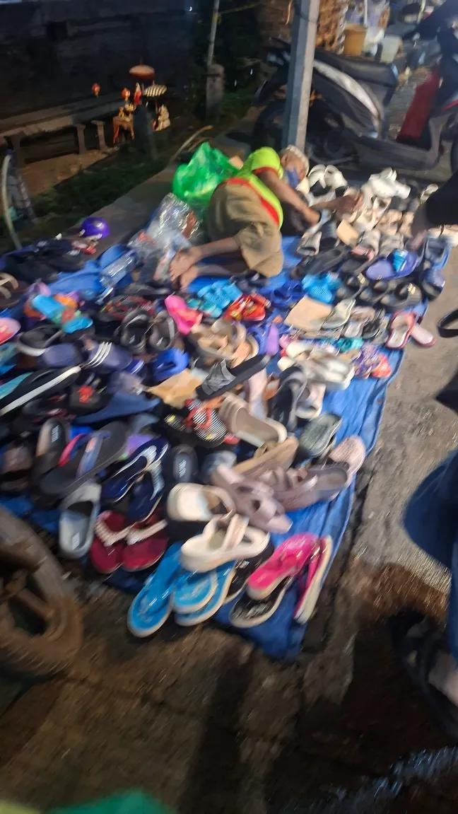 LiaAfri03881071's tweet photo. Di balik keramaian pasar, ada bapak ini yg masih berjuang jualan sandal tiap malam sampe ketiduran🥹 kalau kalian ke Pasar Badung/Kumbasari, mampir yuk. Siapa tau butuh sandal jepit. Itung-itung bantu ngelarisin dagangan beliau guys. Bapaknya setiap hari ada disini yaa temen²🙏
cc: mahayuuub