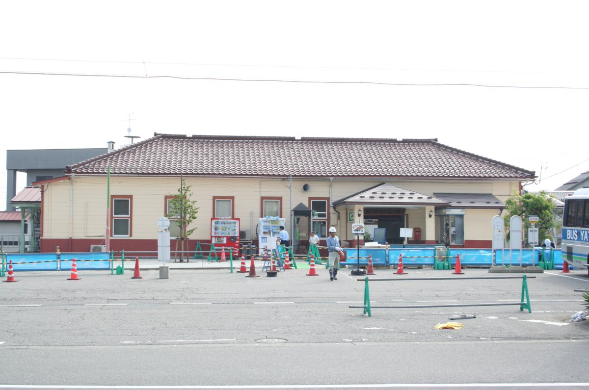 akatsukisha's tweet photo. PODCAST「安藤進一の発掘！駅タビ」第26回 #越中八尾駅 配信開始しました。
YouTubeほか多チャンネルで公開中！
https://t.co/3TQy6TfE9R

全国に有名な「おわら風の盆」。伝統的なまち並みの中で、三味線や胡弓の音色とともに舞い踊る、優美にして情趣豊かなお祭りです。その舞台の最寄りとなる、越中八尾駅からの感動的な駅旅を紹介します。
---
駅とまちの将来を考えるフォトエッセイ『駅路VISION』シリーズ
最新刊「第1巻・鹿児島本線Ⅰ 2026改訂版」（#門司港～#大牟田 全60駅収録）
お求めはアマゾンでどうぞ。
https://t.co/rP9KYyZ9lV

#駅旅 #駅タビ #駅たび #駅路vision
#JR西日本 #高山本線 #富山市
#おわら風の盆