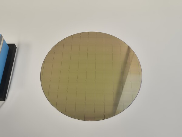 jukan05's tweet photo. Taiwan's GlobalWafers: "Supply constraints have emerged in 12 inch wafers"

Taiwan's GlobalWafers has formally acknowledged a shortage in silicon wafers.

At its second quarter earnings conference call on the 4th, GlobalWafers said an imbalance between supply and demand in the semiconductor wafer industry is already underway, adding that its 12 inch (300mm), 8 inch (200mm) and 6 inch (150mm) lines have effectively reached maximum utilization and that supply constraints have already emerged for some advanced 12 inch products.

Orders have surged on rising demand from AI semiconductors, high bandwidth memory (HBM), silicon photonics and advanced packaging. The company explained that the shortage has become a reality as logic makers, not only memory makers, move to secure long term capacity.

The shortage is appearing across the wafer industry. Germany's Siltronic said in its earnings release on the 30th of last month that inventories at memory and logic customers are normalizing and that customers have begun rebuilding wafer safety stock, adding that this restocking is expected to increase wafer demand further and that new customers as well as existing ones are requesting 300mm volumes.

Japan's Shin-Etsu Chemical, the global number one, also said in its earnings release on the 24th of last month that 300mm wafer shipments grew at double digit rates both year over year and quarter over quarter. Japan's SUMCO likewise assessed in May that customer inventory adjustment was entering its final stage. SK Siltron is expanding capacity by bringing equipment at its new fab online in stages, but the pace of order growth is understood to be outrunning that.

The way long term agreements (LTAs) are struck is also changing. In the past the purpose was for customers to secure stable volumes, but recently they have taken on a stronger character of locking up capacity ahead of a shortage. Contract terms are also lengthening from around three years to five to eight years.

Last month GlobalWafers signed a 10 year LTA with Micron, the longest in the wafer industry. The contract begins next year and includes strategic financial support in the nature of a prepayment. Most of its revenue in the second half of this year and the first half of next year is also expected to come from LTAs.

Shin-Etsu Chemical said it currently supplies all of its 300mm wafers under LTAs. Siltronic supplies two thirds of its volume through LTAs. Memory customers are requesting volumes for delivery two to three years out.

Moves to raise prices are also emerging. With supply tight, prices have begun to rise first in the non LTA (spot) market. Siltronic said prices for 300mm non LTA wafers have started to rise. GlobalWafers also expects spot prices in the second half of this year to be higher than in the first half.

Price increases are expected to spread to LTAs as well. GlobalWafers said it is discussing price increases with customers to reflect higher raw material, energy, logistics and labor costs, adding that while LTAs already signed will maintain their contracted prices, new contracts will reflect not only price and volume but also price adjustment mechanisms, product mix and market changes. Siltronic likewise stressed that with some LTA renegotiations coming up in 2027 and 2028, prices need to recover to levels that allow reinvestment, and that broad and meaningful price increases are necessary.

The wafer industry had previously gone through roughly two years of simultaneous shipment declines and price pressure as customer inventories built up sharply from 2023. Customer inventories of 300mm wafers then turned lower from late 2025, and months of inventory also declined from the first quarter of this year, completing the inventory correction. The industry is understood to have turned from the second quarter of this year.

A deeper shortage and full scale price increases are expected to appear from the second half of 2027. Rising utilization at existing semiconductor lines is currently driving shipment growth, but once new memory fabs from Samsung Electronics, SK hynix and Micron come online, wafer demand is expected to rise to roughly double current levels.