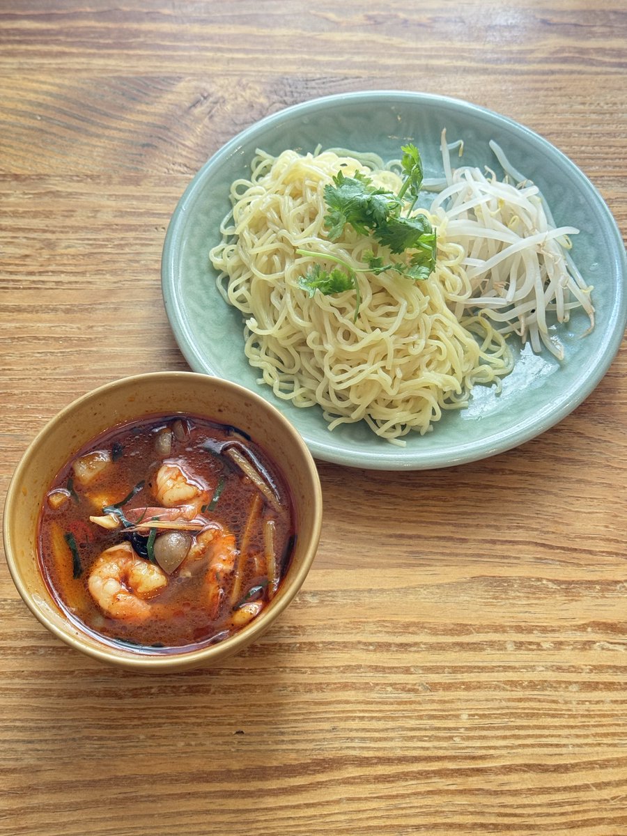 khroopkhrua2001's tweet photo. 【🍜トムヤムつけ麺始めます(^O^)／】
　見た目でわかるスープのコク
　だから。。。
　麺だけでは終わらない(● ˃̶͈̀ロ˂̶͈́)੭ꠥ⁾⁾
　〆はライス🍚で👍
　スープの神様と異名をとる
　シェフのトムヤムベースの
　つけ麺🍜
　セットは、ライス🍚サラダ🥗
　デザート🍨付きで1150yen
  平日ランチ限定 https://t.co/xor4qVXg21