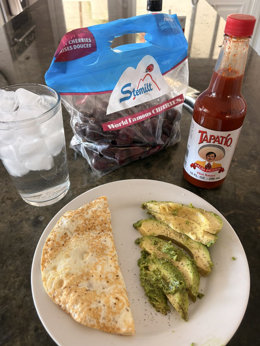 hurtunicorns's tweet photo. my omad!! two eggs whites with a laughing cow cheese in the middle, and half of an avocado w salt and pepper. also cherries and half of a cookie (not pictured)

total (including the cookie) : 513 cals https://t.co/0qSqD89QRe
