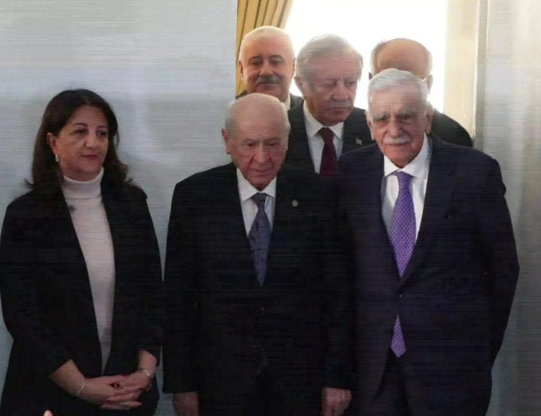 engl62030841's tweet photo. Tek bir soru..

Mademki bu kadar birbirine yakındınız, ne diye milleti bir birine kırdırdınız.?

Tek dileğim.
Gün yüzü görmeyin.. https://t.co/bZn6qiRcbi