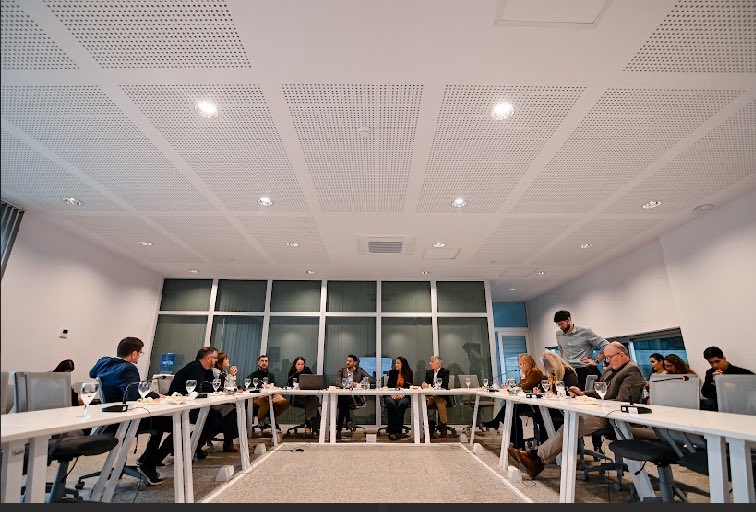 SoherElSukaria's tweet photo. Córdoba mira al mundo.
Hoy en la Comisión de Relaciones Internacionales recibimos a Sergio Drucaroff, Julieta Serena y Guillermo Linares de @CaCECba 

Dialogamos sobre los desafíos para potenciar las exportaciones, la innovación y el empleo local. Desde el @ConcejoCba , trabajaremos en herramientas para consolidar el desarrollo. 
📸👇