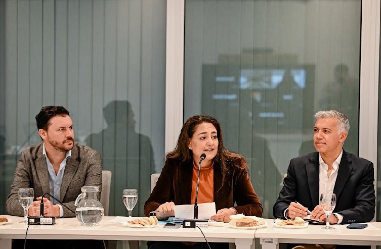 SoherElSukaria's tweet photo. Córdoba mira al mundo.
Hoy en la Comisión de Relaciones Internacionales recibimos a Sergio Drucaroff, Julieta Serena y Guillermo Linares de @CaCECba 

Dialogamos sobre los desafíos para potenciar las exportaciones, la innovación y el empleo local. Desde el @ConcejoCba , trabajaremos en herramientas para consolidar el desarrollo. 
📸👇