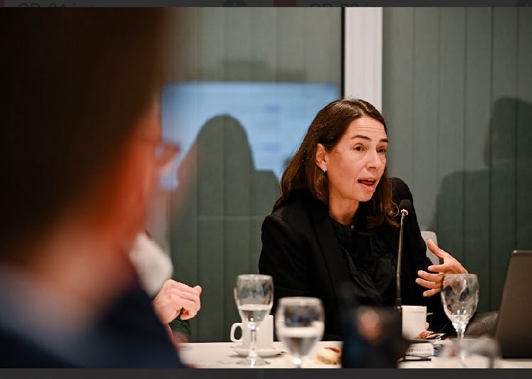 SoherElSukaria's tweet photo. Córdoba mira al mundo.
Hoy en la Comisión de Relaciones Internacionales recibimos a Sergio Drucaroff, Julieta Serena y Guillermo Linares de @CaCECba 

Dialogamos sobre los desafíos para potenciar las exportaciones, la innovación y el empleo local. Desde el @ConcejoCba , trabajaremos en herramientas para consolidar el desarrollo. 
📸👇