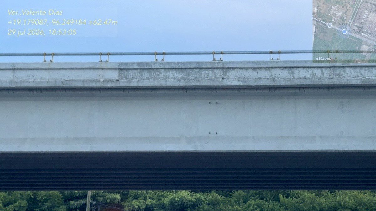 Arturohfidalgo's tweet photo. En el ajetreado #DistribuidorVialAccesoalPuerto de #Veracruz, estas imágenes de esta sección en particular del DVAP no indican un problema estructural por sí solas, pero sí muestran diferencias en el proceso de construcción. https://t.co/xFeyOCDGVs