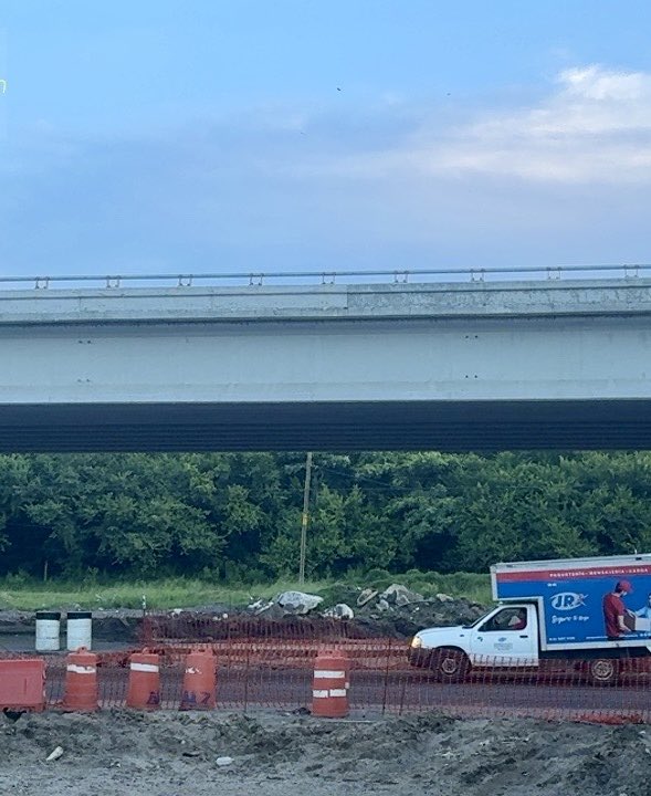 Arturohfidalgo's tweet photo. En el ajetreado #DistribuidorVialAccesoalPuerto de #Veracruz, estas imágenes de esta sección en particular del DVAP no indican un problema estructural por sí solas, pero sí muestran diferencias en el proceso de construcción. https://t.co/xFeyOCDGVs