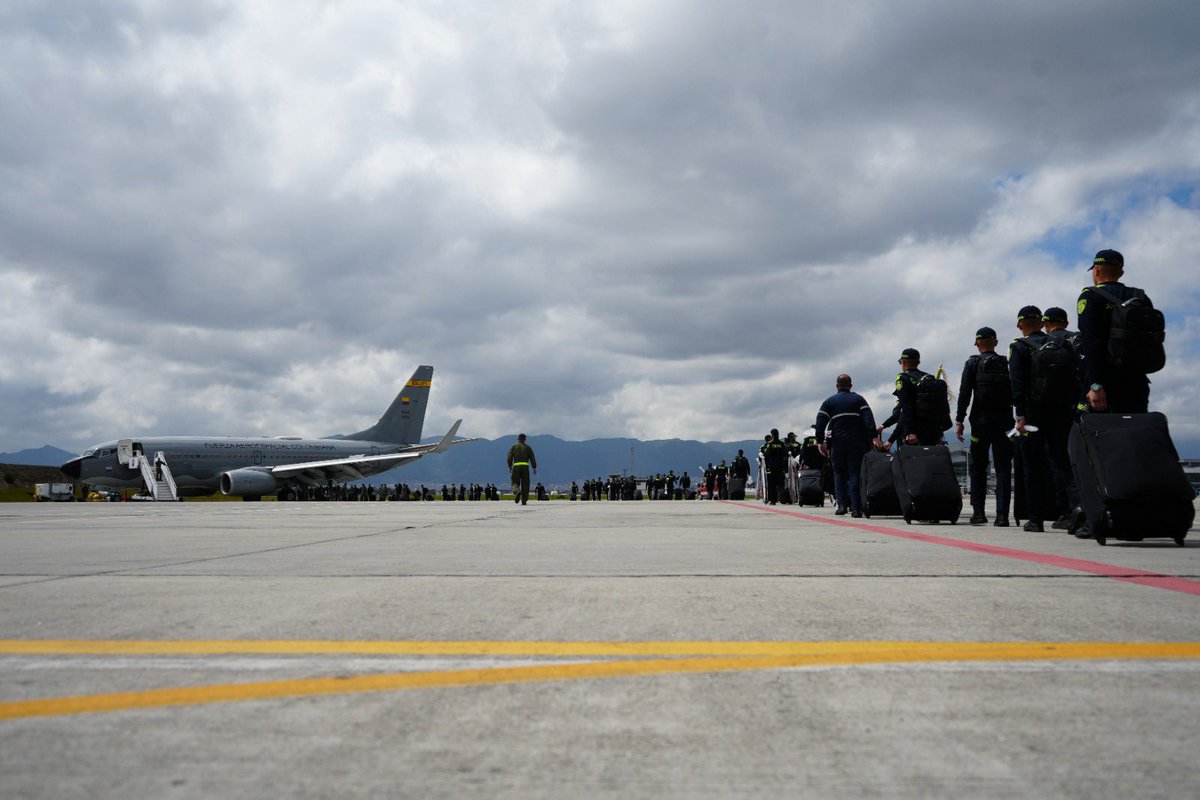 FuerzaAereaCol's tweet photo. De frente a la posesión presidencial del 7 de agosto, la #FuerzaAeroespacial 🇨🇴 transporta equipos y uniformados de la Fuerza Pública que reforzarán la seguridad de puntos estratégicos de #Cali y su área metropolitana.
➡️ https://t.co/SfD3rzw8aS
#CATAM
#CACOM7
#AdAstra🚀 https://t.co/Nvzp7UhagD