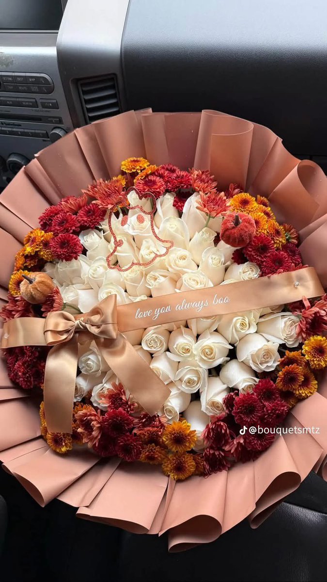 layxsnv's tweet photo. fall flowers 🎀🎃👻🌻 https://t.co/dfQZH1EkbR