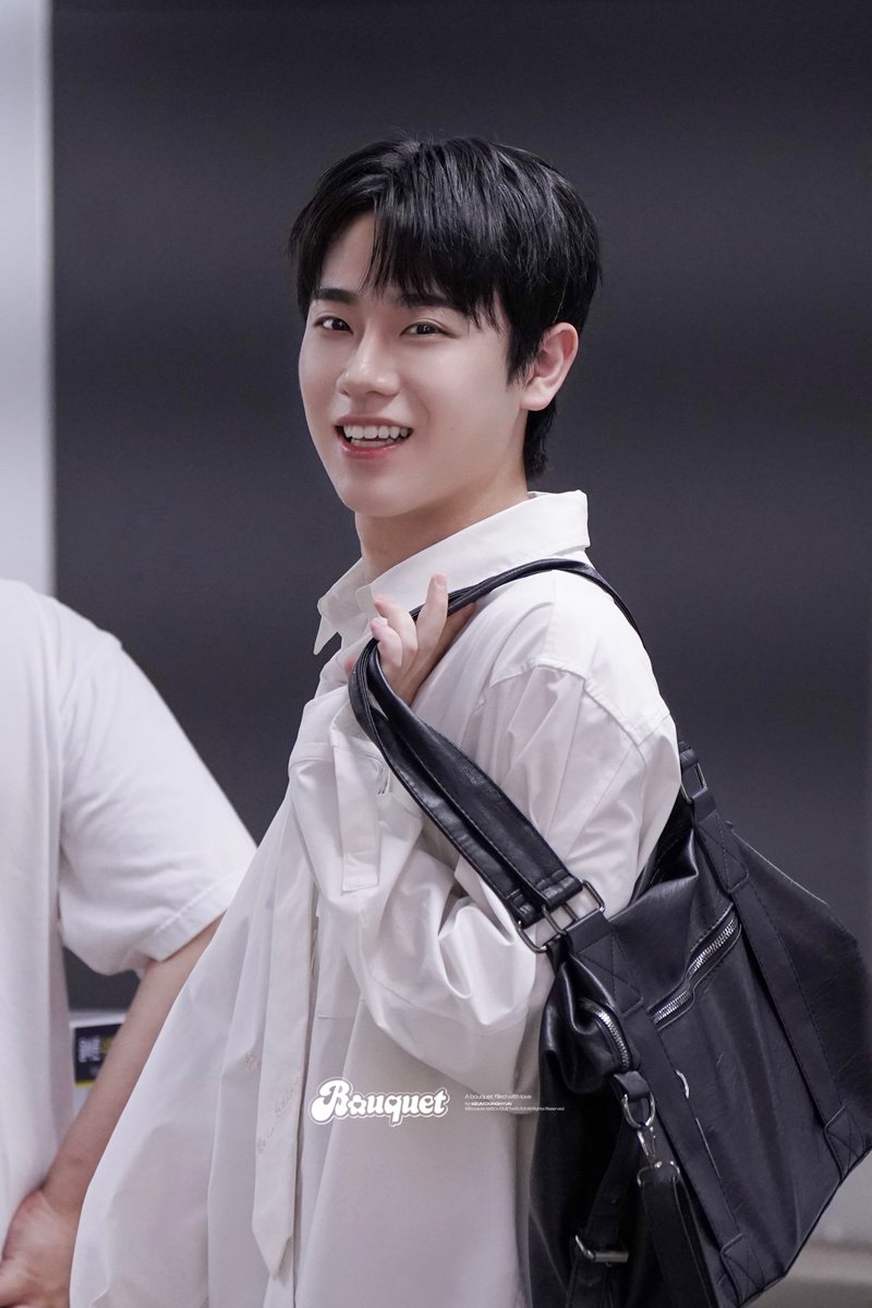 BOUQUETxKEUM's tweet photo. 260806 GMP 출국
OOTD🤍🤎🖤
#금동현 #KEUMDONGHYUN #クムドンヒョン #금동이 #琴洞弦 https://t.co/rxPDvn5ukM