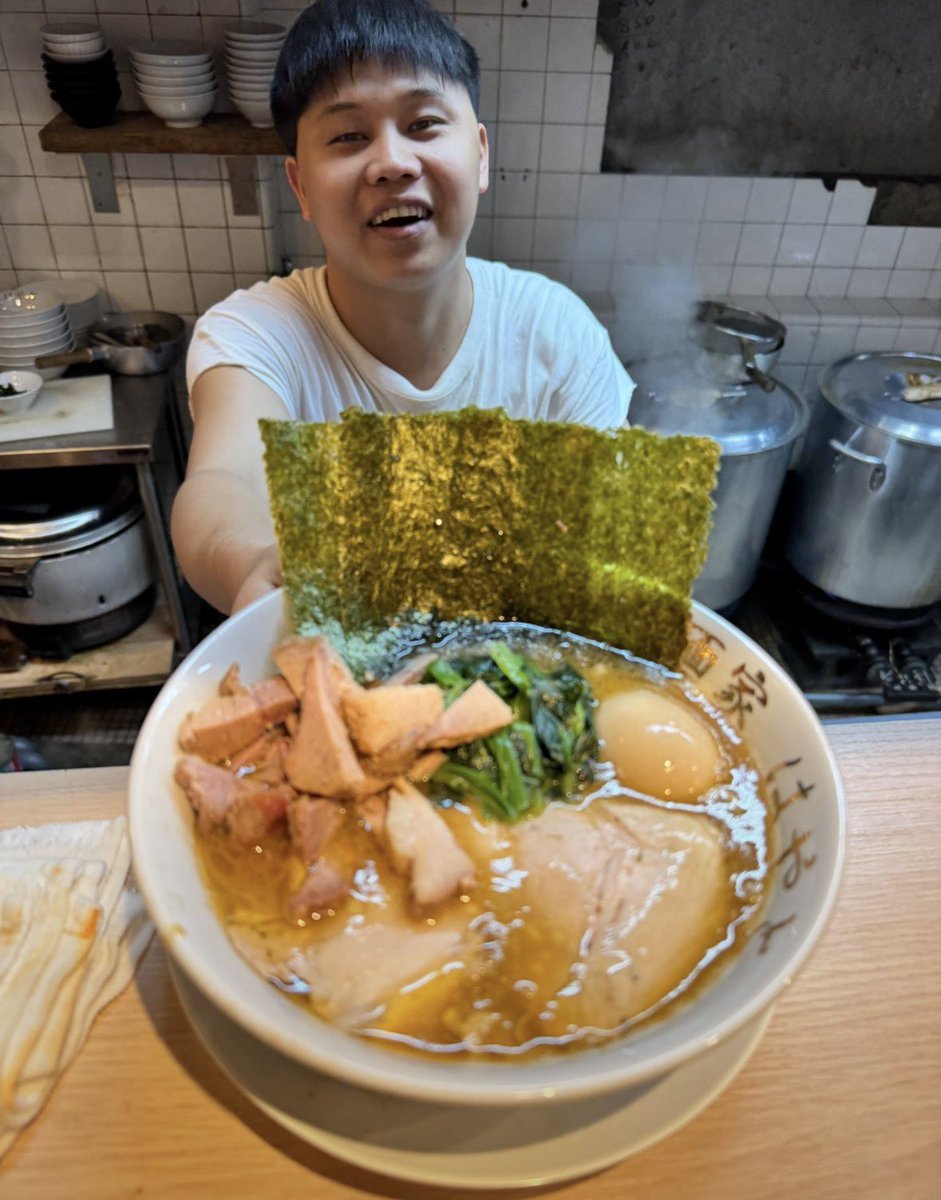 menyahayato1's tweet photo. おはようございます♪8月6日木曜日🍜毎日がラーメン日より😊
良い一日の為に一杯に当店のラーメンは如何でしょうか？950円（燻製、煮豚チャーシュートッピング）ライス100円食べ放題！腹一杯米を食らってください♪ #ライスバーに無料トッピングあります #麺家はやと　#油そばあります https://t.co/45QGOVb6dh