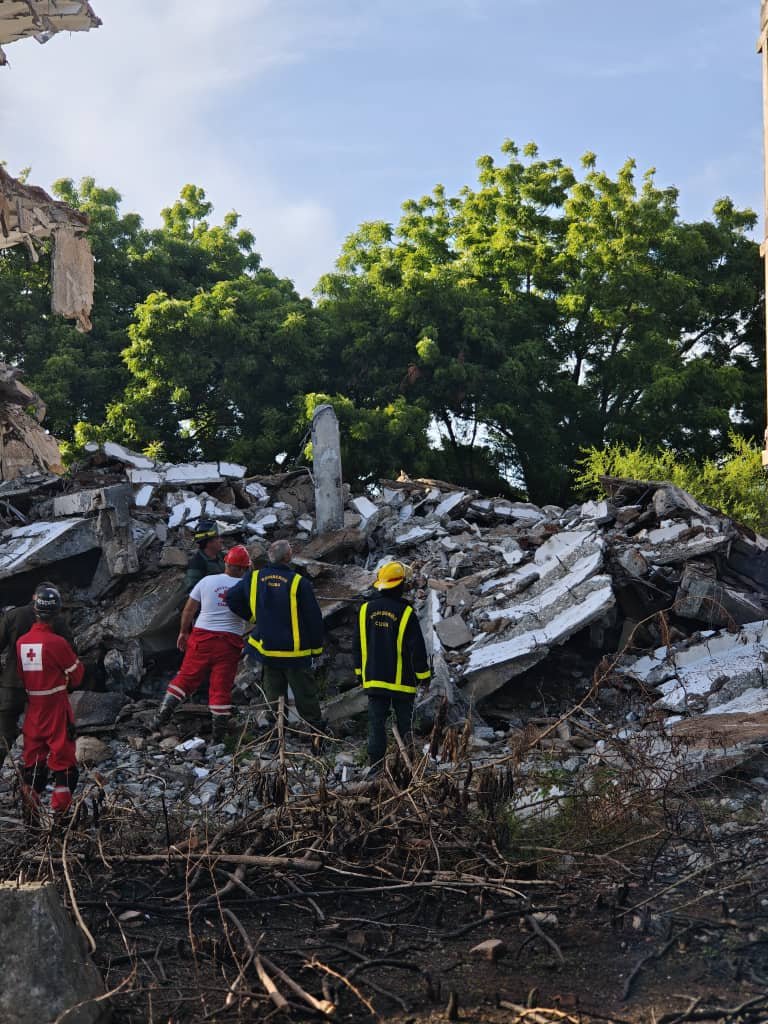 SuselyMorfaG's tweet photo. Nos encontramos en remedios#Cuba, donde el derrumbe de una estructura abandonada ha dejado a varias personas atrapadas.
 Se estima que 3 individuos se encontraban en el inmueble al momento del colapso. Bomberos, Cruz Roja y SIUM en el lugar. https://t.co/0QTrKAQM4n