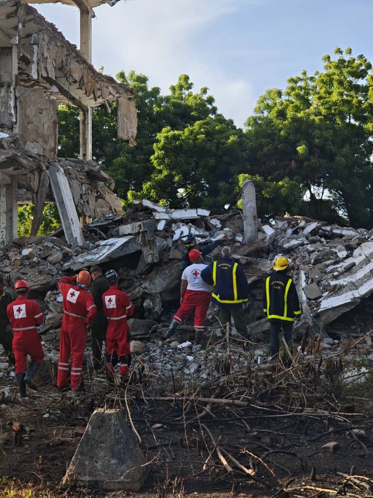 SuselyMorfaG's tweet photo. Equipos médicos completos y ambulancias listos para atender a los sobrevivientes. Se brinda especial atención y apoyo a los familiares de las personas atrapadas, quienes esperan noticias con angustia. https://t.co/nsAW1SbSZN