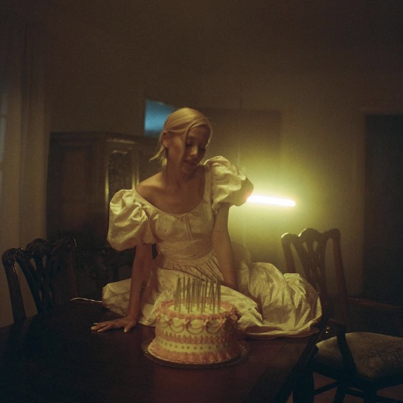 thearianahub's tweet photo. Longest running female solo songs from this decade on global Spotify:

“Snooze” — 893 days
“Kill Bill” — 848 days 
“we can’t be friends” — 846 days* https://t.co/FmevozpnkW
