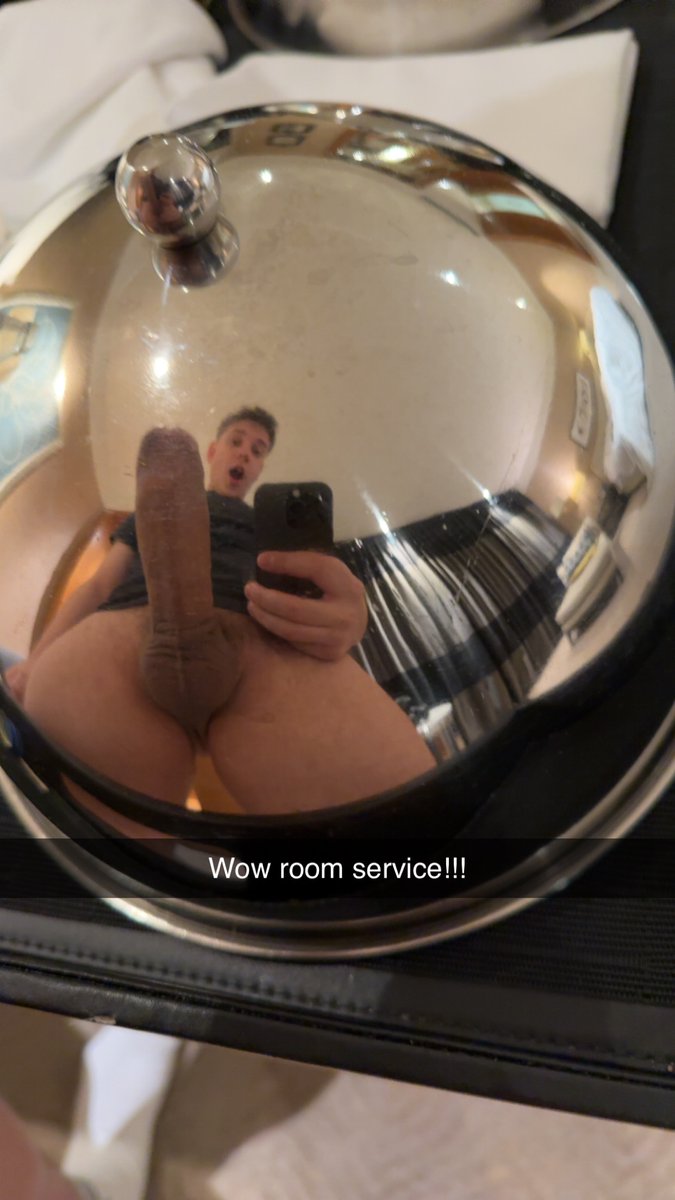 ConnorPeters's tweet photo. WOW! this hotel has room service! https://t.co/uj3lcgDqSB